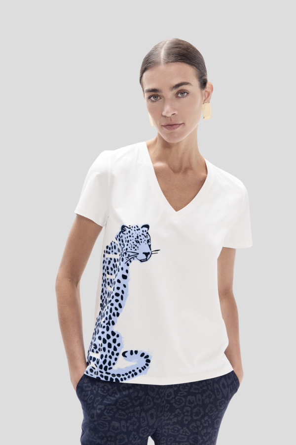 V-neck t-shirt, with side slits and side positione